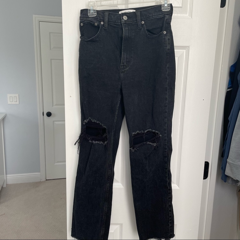 ABERCROMBIE & FITCH BLACK RIPPED JEANS